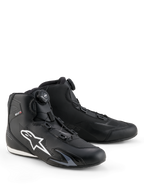 Chaussures Alpinestars Celer, chaussures de moto, noir et blanc, dotées du cadran du système de fermeture Rotor, grand logo Astar blanc sur le côté, construction technique en microfibre pour des performances sportives sur route