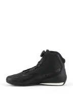 Chaussures Alpinestars Celer, chaussures de moto, noir et blanc, profil latéral présentant la molette du système de fermeture Rotor, construction élégante en microfibre avec logo embossé et contraste blanc sur le talon.