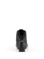 Chaussures Alpinestars Celer, chaussures de moto, noir et blanc, vue arrière montrant la construction du talon, logo étoile Alpinestars blanc, détails micro-perforés et semelle en caoutchouc texturé pour une conduite sportive haute performance