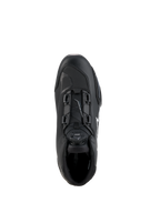 Chaussures Alpinestars Celer, noir et blanc, vue de dessus mettant en évidence le cadran du système de fermeture Rotor, construction en microfibre technique et silhouette de conduite sportive épurée.
