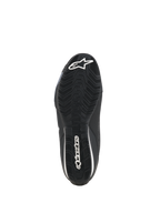 Chaussures Alpinestars Celer, chaussures de pilotage moto, noir et blanc, vue de dessous de la semelle en caoutchouc résistante à l'huile avec motif d'adhérence texturé et logo Alpinestars blanc.