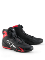 Chaussures Alpinestars Celer, chaussures de moto, noir et rouge vif, avec logo Astars blanc, système de fermeture micrométrique, construction technique en microfibre avec accents en TPU rouge, design sportif épuré pour la course et la conduite sur route