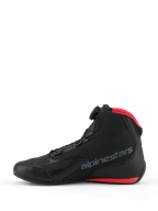 Chaussures Alpinestars Celer, chaussures de moto, noir et rouge vif, vue de profil avec système de fermeture à molette Rotor, tige en microfibre avec logo gris et détails rouges sur le col et la semelle.
