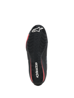 Chaussures Alpinestars Celer, chaussures de moto, noir et rouge vif, vue de dessous montrant la semelle en caoutchouc texturée avec logo Alpinestars blanc et accents rouges.