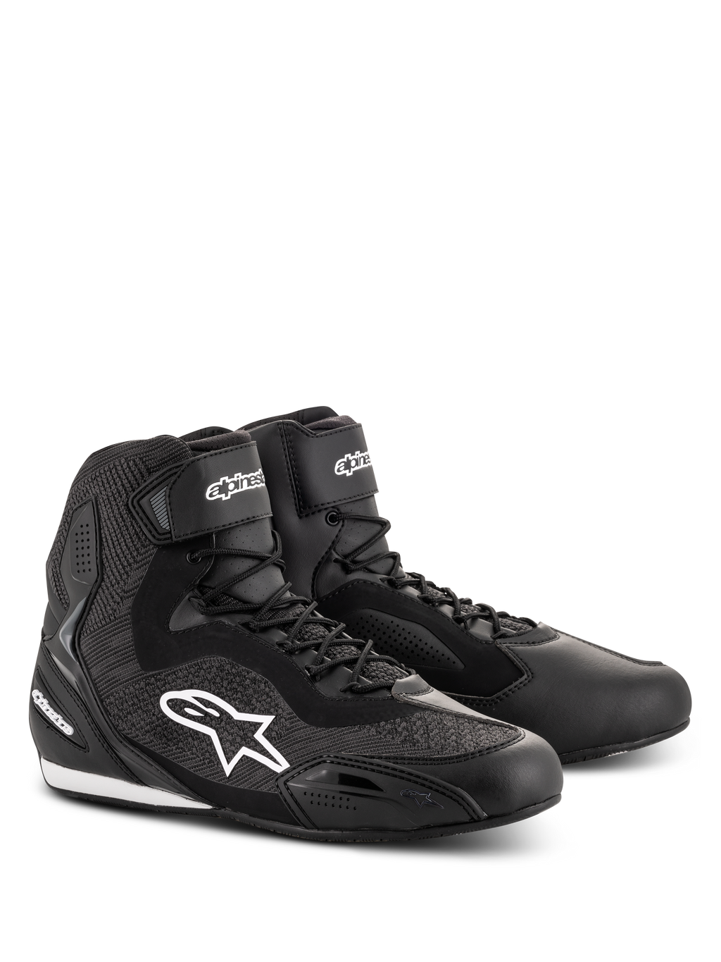 Alpinestars Faster-3 Rideknit® schoenen, zwarte motorschoenen, voorzien van gebreide meshpanelen en een microvezel chassis, wit Alpinestars sterlogo op de zijkant, veters met klittenband enkelband, ontworpen voor wegracen en stadsgebruik.