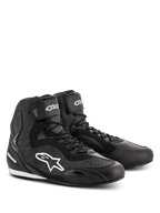 Alpinestars Faster-3 Rideknit® schoenen, zwarte motorschoenen, voorzien van gebreide meshpanelen en een microvezel chassis, wit Alpinestars sterlogo op de zijkant, veters met klittenband enkelband, ontworpen voor wegracen en stadsgebruik.