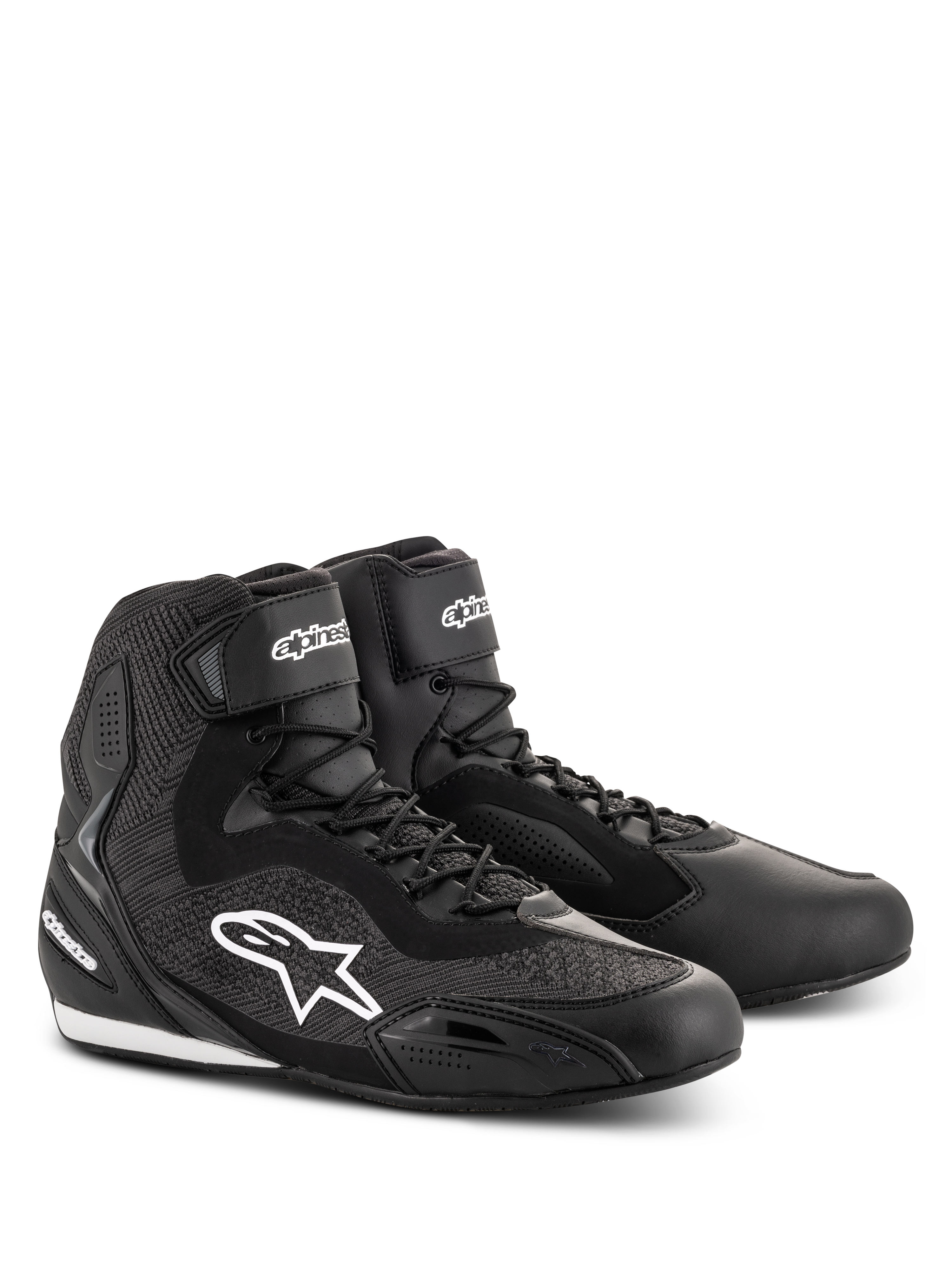 Alpinestars Faster-3 Rideknit® schoenen, zwarte motorschoenen, voorzien van gebreide meshpanelen en een microvezel chassis, wit Alpinestars sterlogo op de zijkant, veters met klittenband enkelband, ontworpen voor wegracen en stadsgebruik.