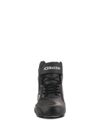 Alpinestars Faster-3 Rideknit® schoenen, motorschoenen, zwart, vooraanzicht, met een klittenband enkelband met wit logo, veters en ademende gebreide mesh-panelen, gestroomlijnde wegraceschoenen