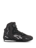 Alpinestars Faster-3 Rideknit schoenen, zwarte hoge motorrijschoen, wit ster-logo, getextureerd breisel en mesh constructie, vetersluiting met enkelband, versterkte hiel en teen, laag profiel zool met witte accenten