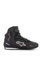 Alpinestars Faster-3 Rideknit schoenen, zwarte hoge motorrijschoen, wit ster-logo, getextureerd breisel en mesh constructie, vetersluiting met enkelband, versterkte hiel en teen, laag profiel zool met witte accenten
