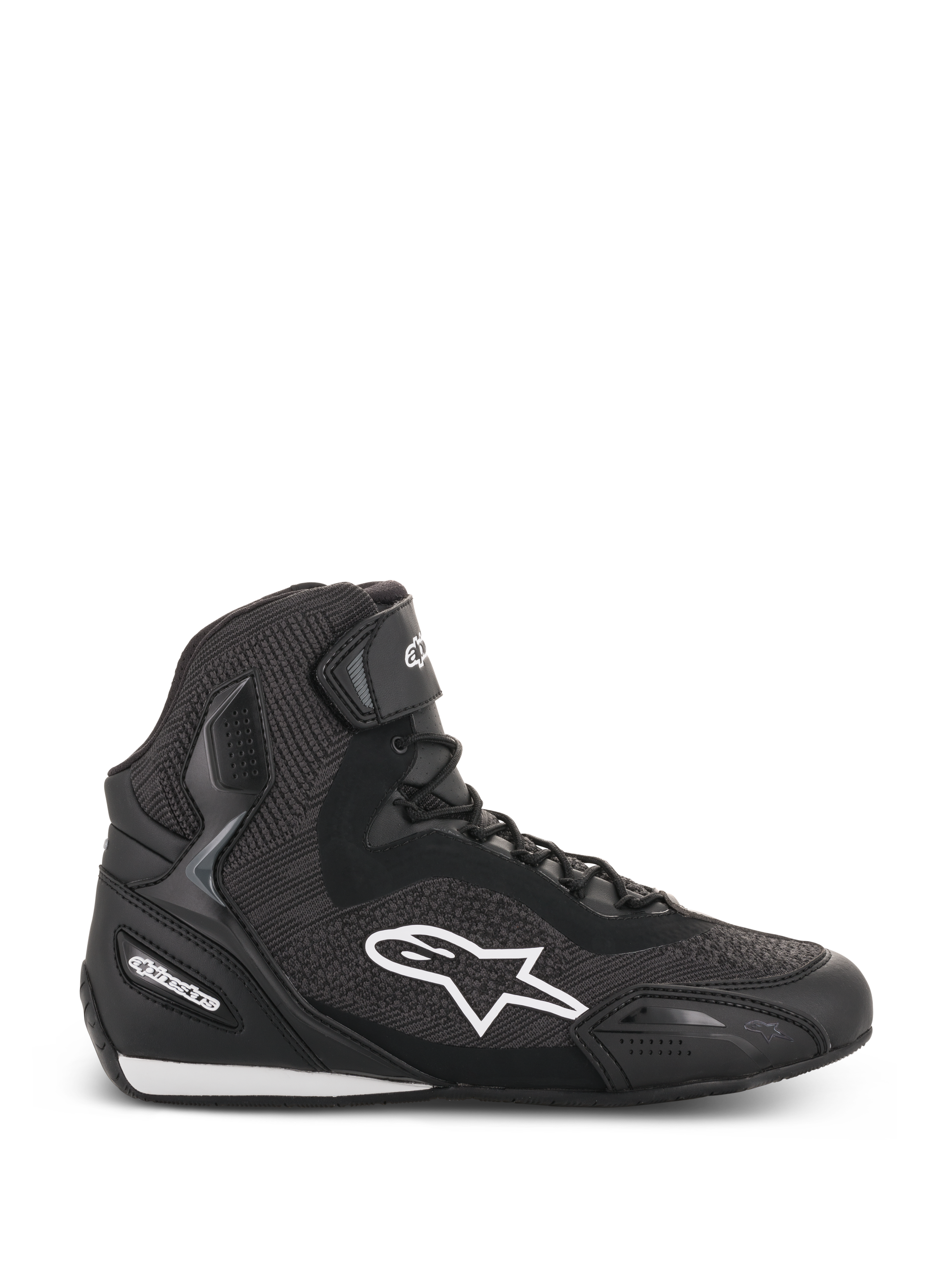 Alpinestars Faster-3 Rideknit schoenen, zwarte hoge motorrijschoen, wit ster-logo, getextureerd breisel en mesh constructie, vetersluiting met enkelband, versterkte hiel en teen, laag profiel zool met witte accenten
