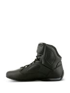 Alpinestars Faster-3 Rideknit® schoenen, zwarte motorschoenen, zijaanzicht, strak microvezel chassis met geperforeerde panelen, hoog model met vetersluiting en enkelband, prestatiegerichte wegrace schoenen