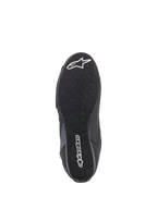 Alpinestars Faster-3 Rideknit® Schuhe, Sohlenansicht, schwarze Gummiaußensohle mit wellenförmigem Traktionsmuster, mit weißem Alpinestars-Schriftzug und Stern-Logo, zeigt Grip-Details für das Motorradfahren