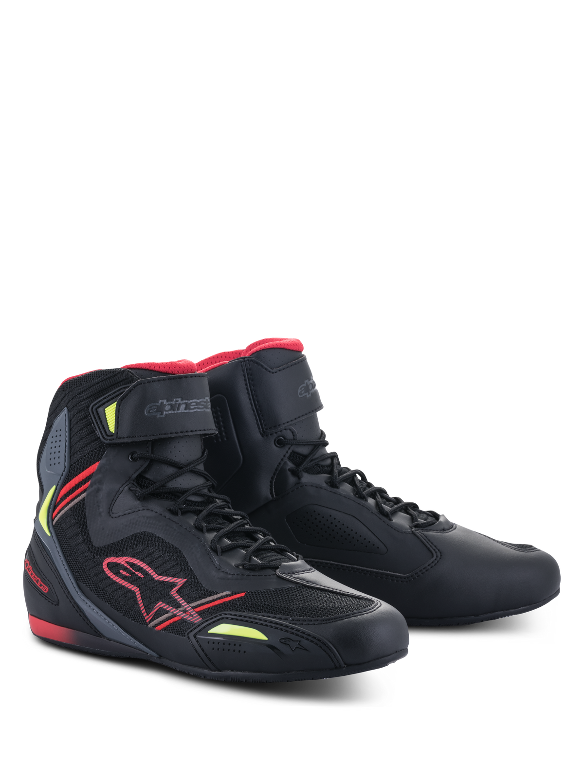 Alpinestars Faster-3 Rideknit® Schuhe, Schwarz Rot Gelb Fluo, leichte Motorradschuhe mit einem Obermaterial aus Mikrofaser und Mesh, rotem Alpinestars-Logo und neongelben Akzenten, High-Top-Profil mit Schnürverschluss und Knöchelriemen.