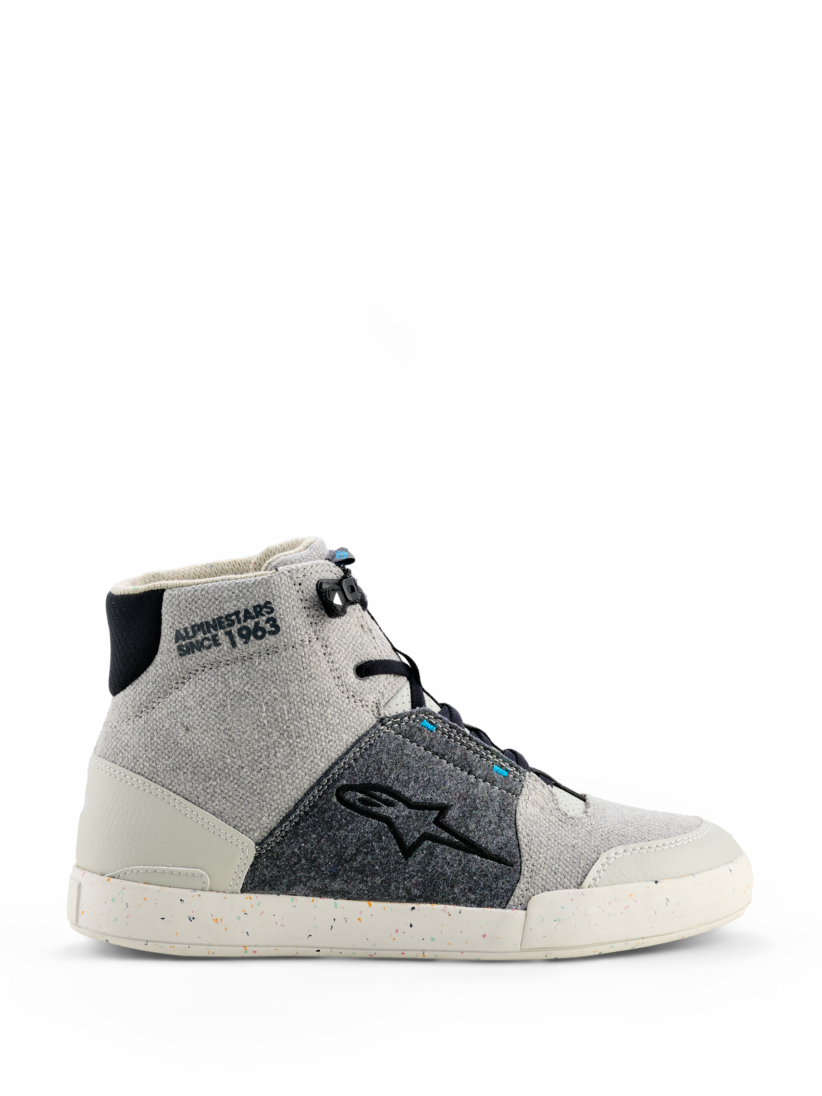 Alpinestars Circal rijschoenen, hoge motorsneaker in Gray Black Methyl Blue, lichtgrijs canvas en donkergrijze panelen van getextureerde stof, witte rubberen zool met kleurrijke gerecyclede spikkels, zwart Alpinestars sterlogo, "ALPINESTARS SINCE 1963" branding op de enkel, moderne urban rijstijl