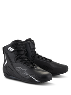 Chaussures Alpinestars Faster-4, chaussures de moto, noir, design montant avec fermeture à lacets et sangle à boucle et crochet, dotées de logos blancs et gris, construction en microfibre épurée pour la conduite sur route