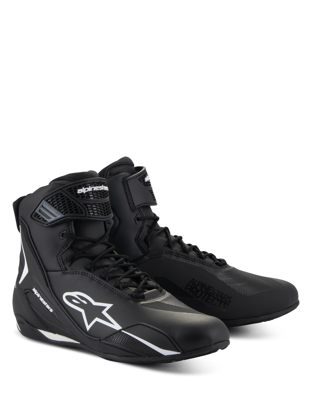 Chaussures Alpinestars Faster-4, chaussures de moto noires avec détails blancs, coupe mi-haute avec logo Astars blanc, inscription « Alpinestars Protects » sur l'avant, fermeture à lacets et bande auto-agrippante.