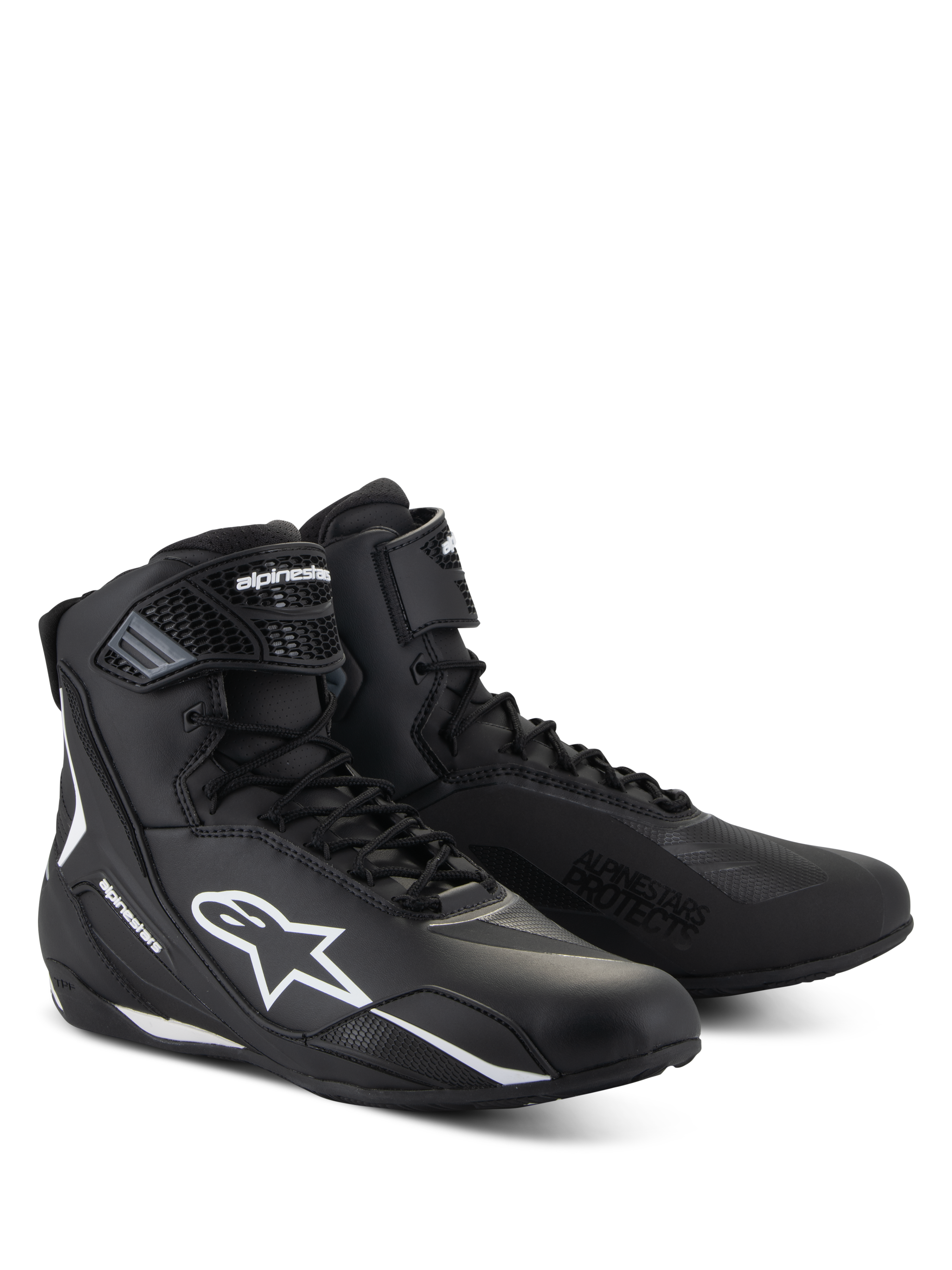 Chaussures Alpinestars Faster-4, chaussures de moto noires avec détails blancs, coupe mi-haute avec logo Astars blanc, inscription « Alpinestars Protects » sur l'avant, fermeture à lacets et bande auto-agrippante.