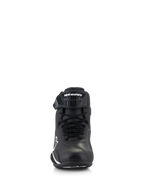 Chaussures Alpinestars Faster-4, chaussures de moto, noir et blanc, vue de face montrant la fermeture à lacets et la sangle de cheville ajustable en TPR avec le logo Alpinestars, design élégant et protecteur pour la conduite sur route
