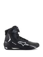 Chaussures Alpinestars Faster-4, chaussures de moto noires et blanches, vue latérale du modèle montant avec logo étoile blanc, sangle de cheville texturée, fermeture à lacets, tige en microfibre élégante, chaussures de performance inspirées de la course
