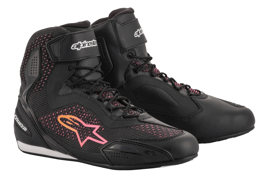 Alpinestars Stella Faster-3 Rideknit® pour femme, chaussures de moto, noir avec accents jaunes et roses, dotées d'une tige en maille tricotée respirante, d'une fermeture à lacets sécurisée avec sangle velcro à la cheville et de panneaux de protection renforcés.