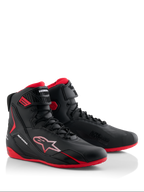 Alpinestars Honda Faster-4 schoenen, motorrijschoenen, zwart en rood, gestroomlijnd hoog ontwerp met vetersluiting en enkelband, voorzien van rode zolen en Alpinestars- en Honda-branding