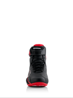 Alpinestars Honda Faster-4 schoenen, zwart en rood, vooraanzicht, met naadloze microvezelconstructie, vetersluiting en verstelbare enkelband met Honda-branding