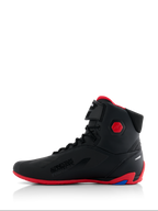Alpinestars Honda Faster-4 Schoenen, motorschoenen, zwart en rood, zijaanzicht, voorzien van een felrode zool en zeshoekige enkelbeschermer, hoge sneakerstijl met vetersluiting en klittenbandsluiting, 'Alpinestars Protects' branding, sportieve schoenen voor rijden op de weg