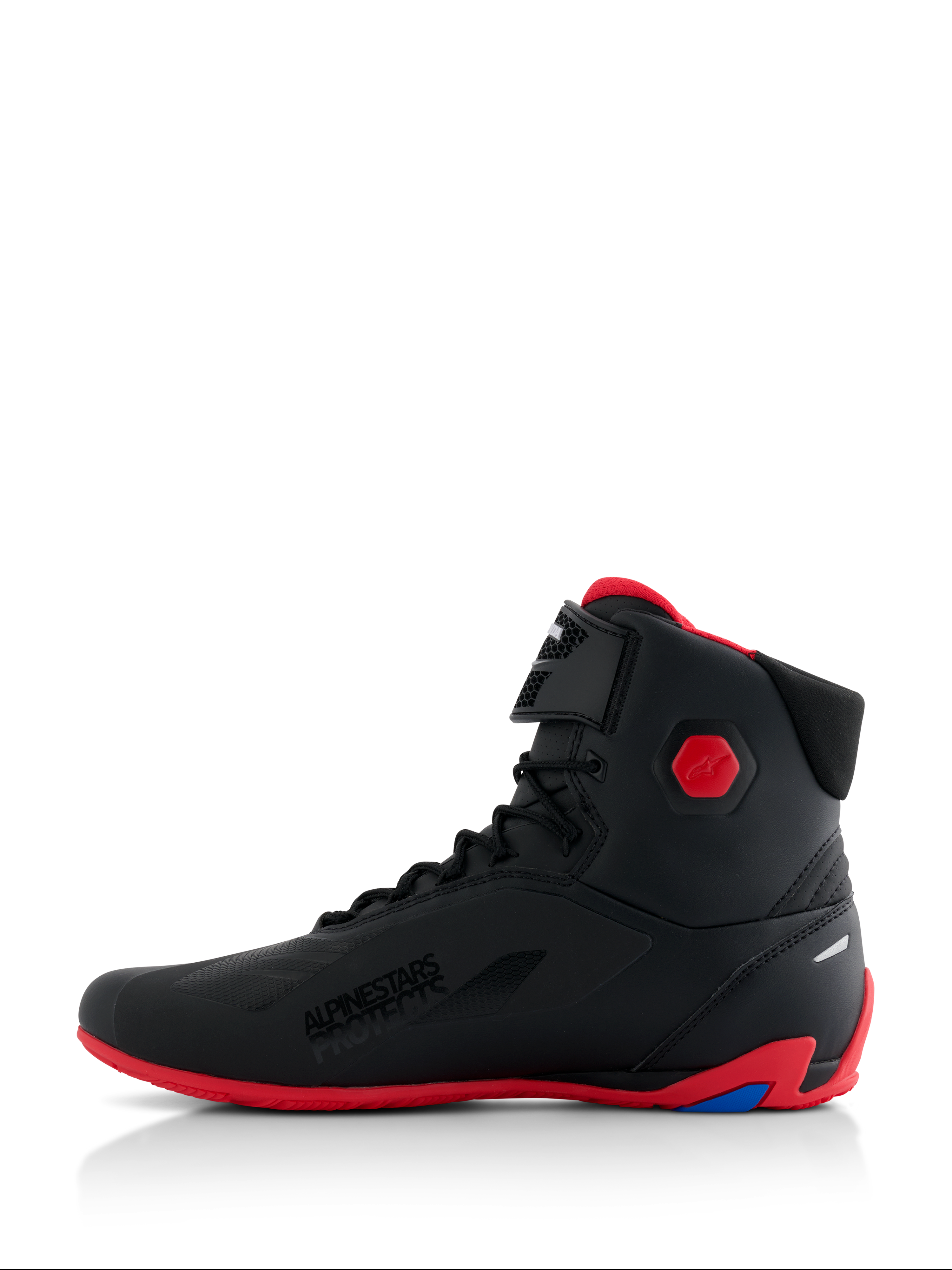 Alpinestars Honda Faster-4 Schoenen, motorschoenen, zwart en rood, zijaanzicht, voorzien van een felrode zool en zeshoekige enkelbeschermer, hoge sneakerstijl met vetersluiting en klittenbandsluiting, 'Alpinestars Protects' branding, sportieve schoenen voor rijden op de weg