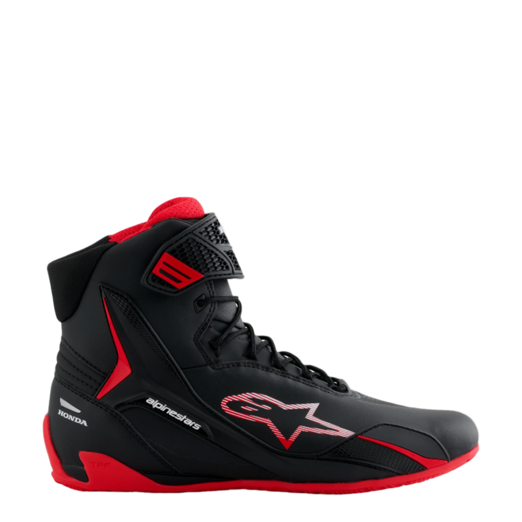 Alpinestars Honda Faster-4 schoenen, zwart-rode hoge motorschoen, strak microvezel ontwerp met gestreept sterlogo, rode zool en gevoerde binnenkant, Honda-branding op de hiel, performance motorsport-schoeisel