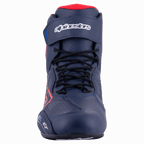 Alpinestars Austin Riding Shoe, Frontansicht, Night Navy und Bright Red, mit schwarzen Schnürsenkeln, einem Klettverschluss am Knöchel mit weißem Logo und einer Konstruktion aus perforierter Mikrofaser.