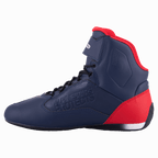 Alpinestars Austin Riding Shoe, Night Navy und Bright Red, Profilansicht zeigt das marineblaue Mikrofaser-Obermaterial mit roten Akzenten an Ferse und Kragen, schwarze Schnürsenkel, geprägtes 'Alpinestars Protects' Branding, High-Top-Motorradschuh