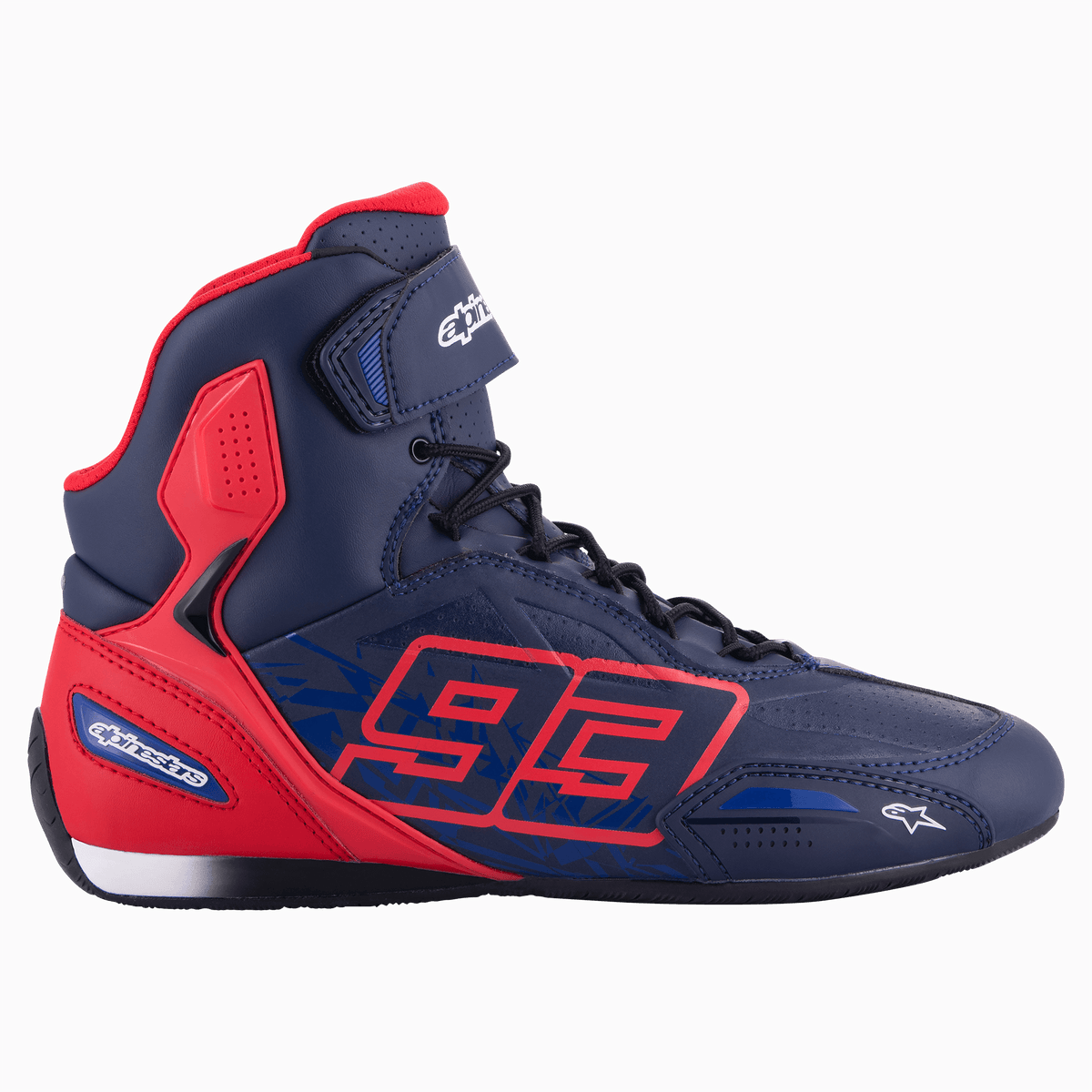 Alpinestars Austin Riding Shoe, Motorrad-Sneaker im High-Top-Design, Marineblau und leuchtendes Rot, mit MM93 Nummer 93 Grafik, Schnürverschluss mit Klettverschluss, sportliches vom Rennsport inspiriertes Design, Mikrofaser-Konstruktion