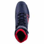 Alpinestars Austin Riding Shoe, Night Navy und Bright Red, Draufsicht mit schwarzen Schnürsenkeln, rotem Mesh-Innenfutter und dunkelblauem Mikrofaser-Chassis mit roten Logo-Akzenten