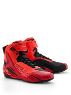 Alpinestars MM93 Faster-4 schoenen, motorschoenen, fluorrood, helderrood en zwart, perspectief van rechtsvoor, voorzien van Marc Marquez 93-branding, traditionele vetersluiting met klittenbandsluiting, sportief ontwerp met beschermende TPU-accenten en lichtgewicht microvezelconstructie.