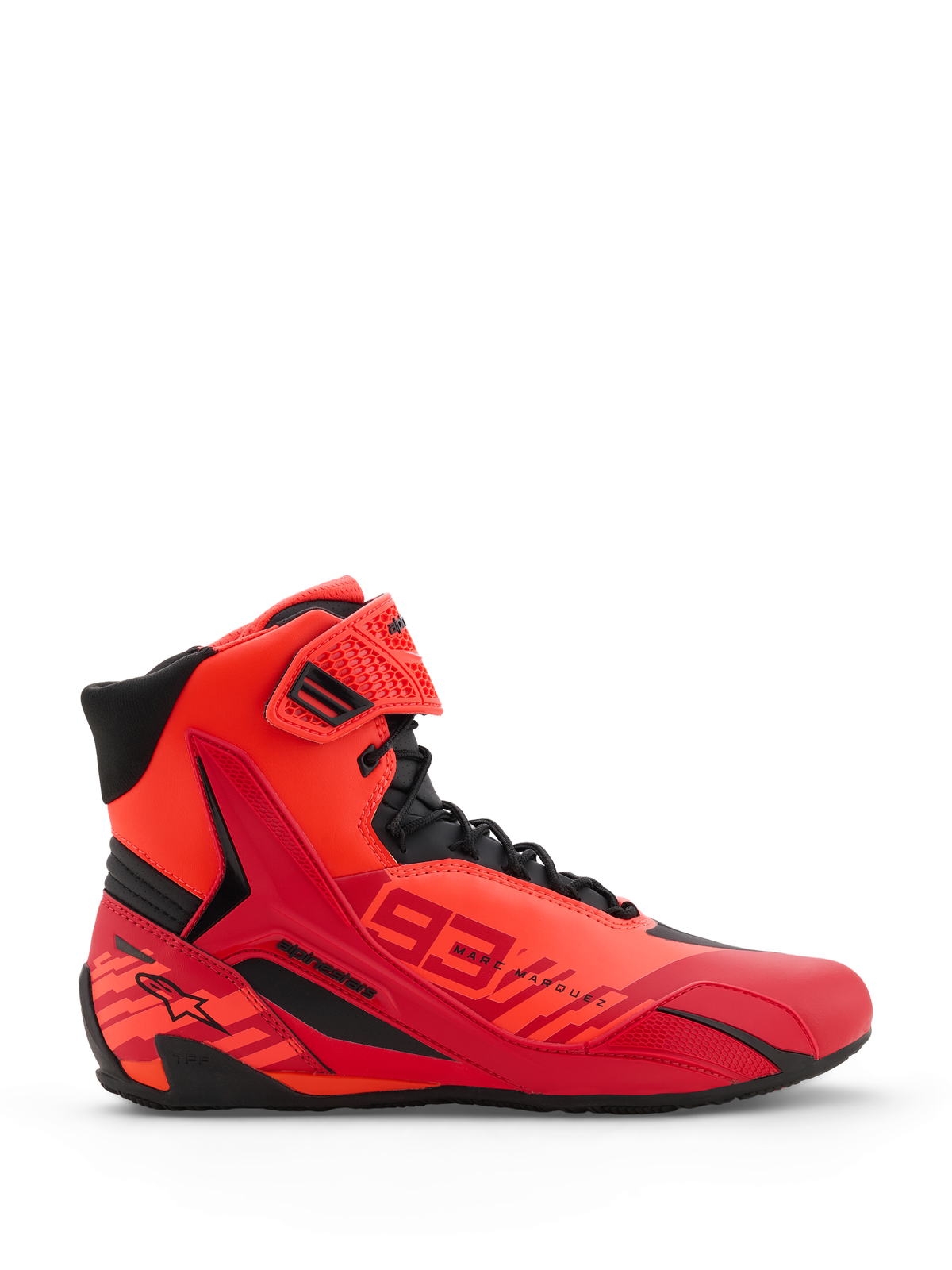 Chaussures Alpinestars MM93 Faster-4, chaussures de moto, rouge fluo, rouge vif et noir, vue de profil, avec marquage 93 Marc Marquez, fermeture à lacets avec sangle de cheville à crochet et boucle, et détails de protection en TPR.