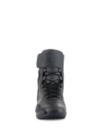 Alpinestars Superfaster motorschoenen, Black Black, vooraanzicht van hoge motorschoenen met een snelvetersysteem, brede strap aan de bovenkant met logo in reliëf, gestroomlijnd beschermend ontwerp