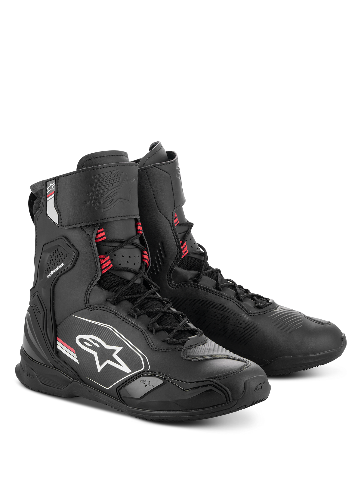 Chaussures Alpinestars Superfaster, chaussures de moto, noir, gris et rouge vif, profil haut avec protection intégrée du tibia et de la cheville, système de laçage rapide, design athlétique épuré avec logo Alpinestars