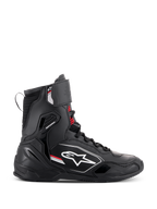 Alpinestars Superfaster schoenen, hoge motorrijschoenen in zwart, grijs en felrood, zijaanzicht met een wit Alpinestars-logo, rode veteraccenten en geïntegreerde beschermende panelen voor enkel- en hielondersteuning.