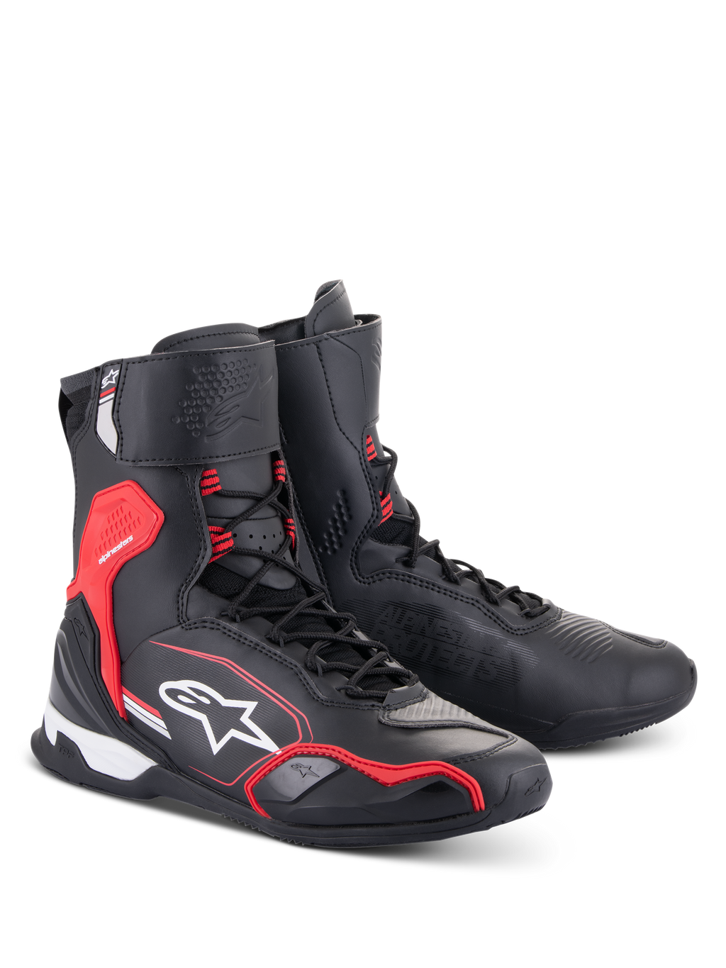 Chaussures Alpinestars Superfaster, chaussures de moto, noir, rouge vif et blanc, design montant avec système de laçage rapide, protection renforcée de la cheville et du talon, avec logo Alpinestars et construction en microfibre technique