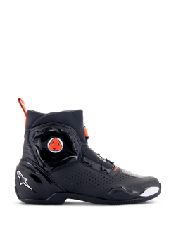 Alpinestars SP-2 Motorradschuhe, Sport-Motorradschuhe, Schwarz mit roten Fluo-Akzenten, Seitenansicht mit BOA-Schnellverschlusssystem, perforierte Mikrofaser-Einsätze für Luftzirkulation, weißes Alpinestars-Logo an der Ferse, schlankes modernes Design mit matten und glänzenden Oberflächen