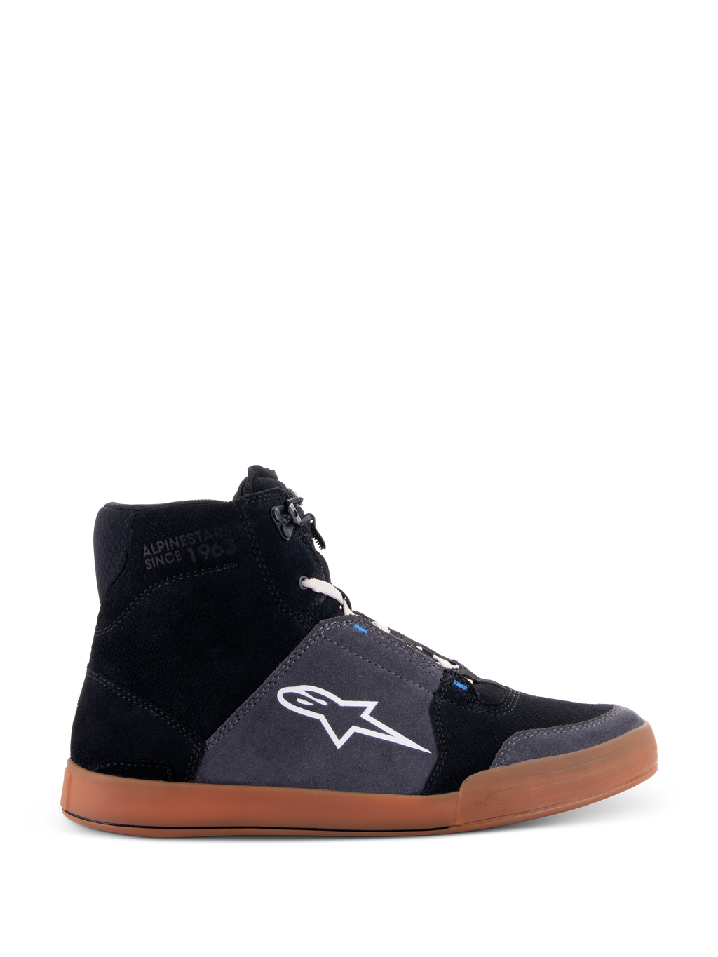 Alpinestars Chrome Shoes, baskets de moto montantes, tige en daim noir et gris asphalte, semelle en gomme marron, logo étoile blanc sur le côté, lacets blancs, style urbain décontracté avec protections intégrées