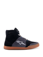 Alpinestars Chrome Shoes, baskets de moto montantes, tige en daim noir et gris asphalte, semelle en gomme marron, logo étoile blanc sur le côté, lacets blancs, style urbain décontracté avec protections intégrées