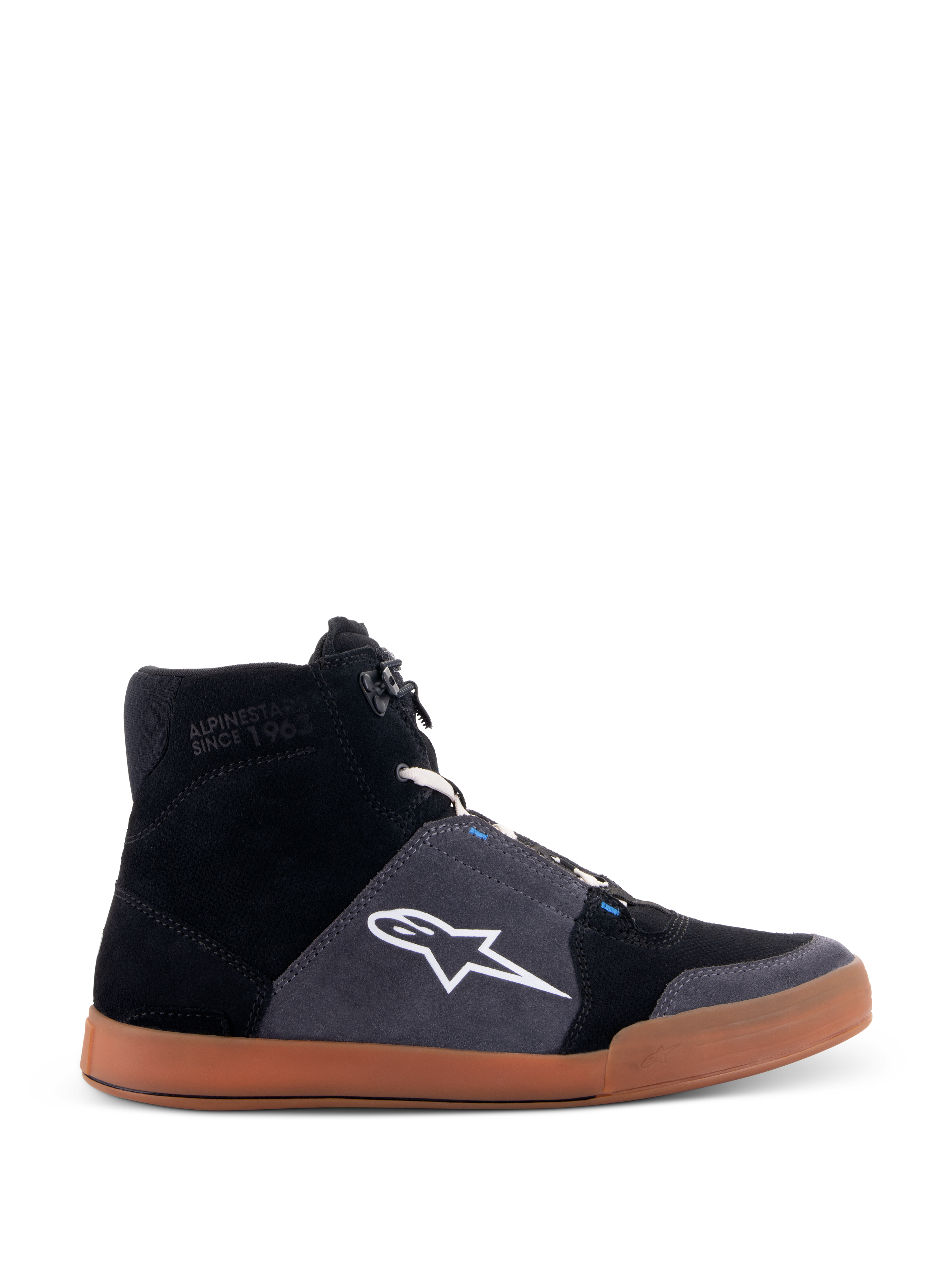 Alpinestars Chrome Shoes, baskets de moto montantes, tige en daim noir et gris asphalte, semelle en gomme marron, logo étoile blanc sur le côté, lacets blancs, style urbain décontracté avec protections intégrées