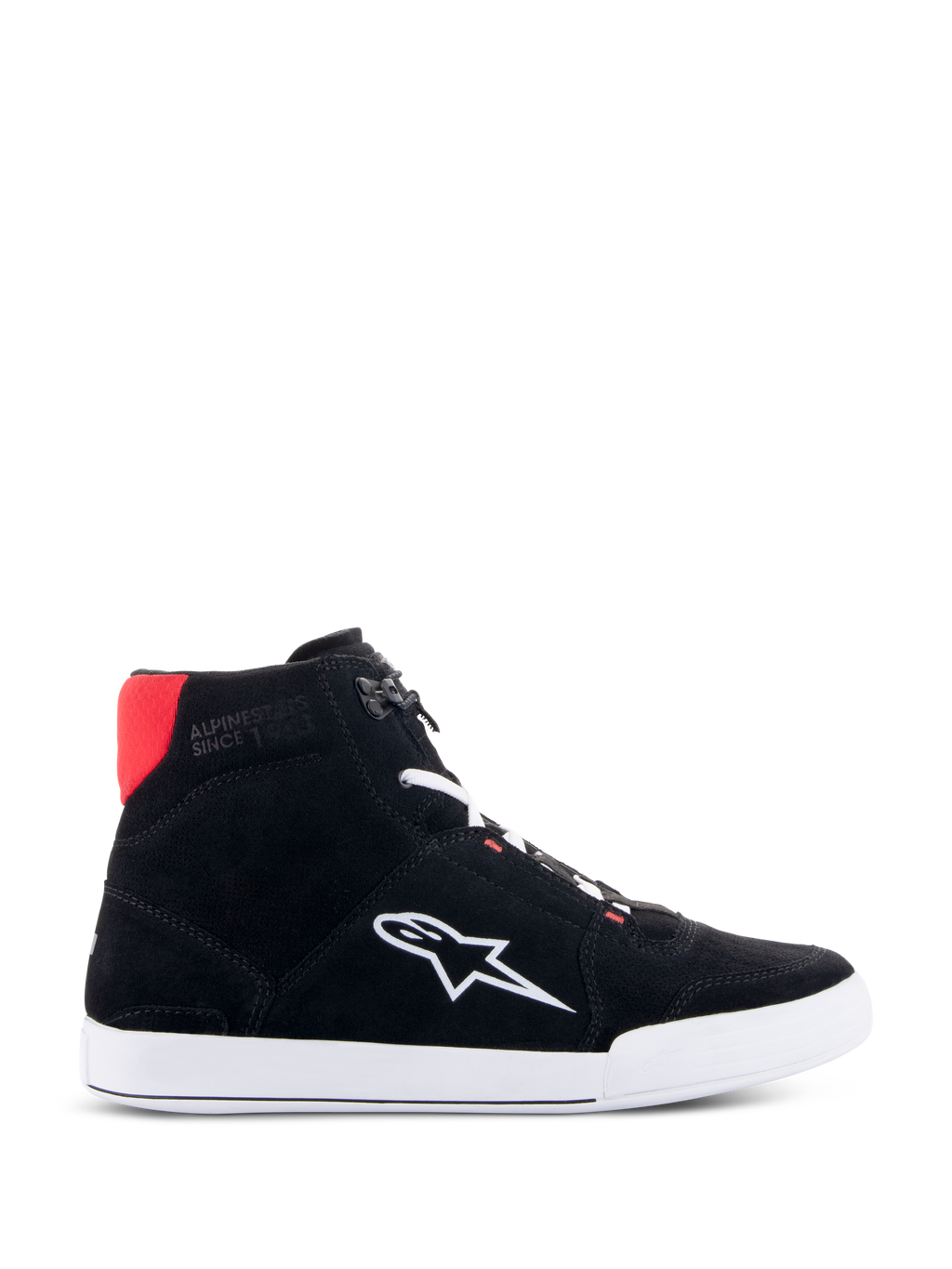Alpinestars Chrome Riding Shoes in zwart wit felrood, urban casual high-top motorschoen met een bovenwerk van zwart gespleten suède, wit Astars-logo op de zijkant, witte zool en een felrood accent op de hielkraag.
