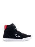 Alpinestars Chrome Riding Shoes in zwart wit felrood, urban casual high-top motorschoen met een bovenwerk van zwart gespleten suède, wit Astars-logo op de zijkant, witte zool en een felrood accent op de hielkraag.