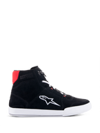 Alpinestars Chrome Riding Shoes in zwart wit felrood, urban casual high-top motorschoen met een bovenwerk van zwart gespleten suède, wit Astars-logo op de zijkant, witte zool en een felrood accent op de hielkraag.