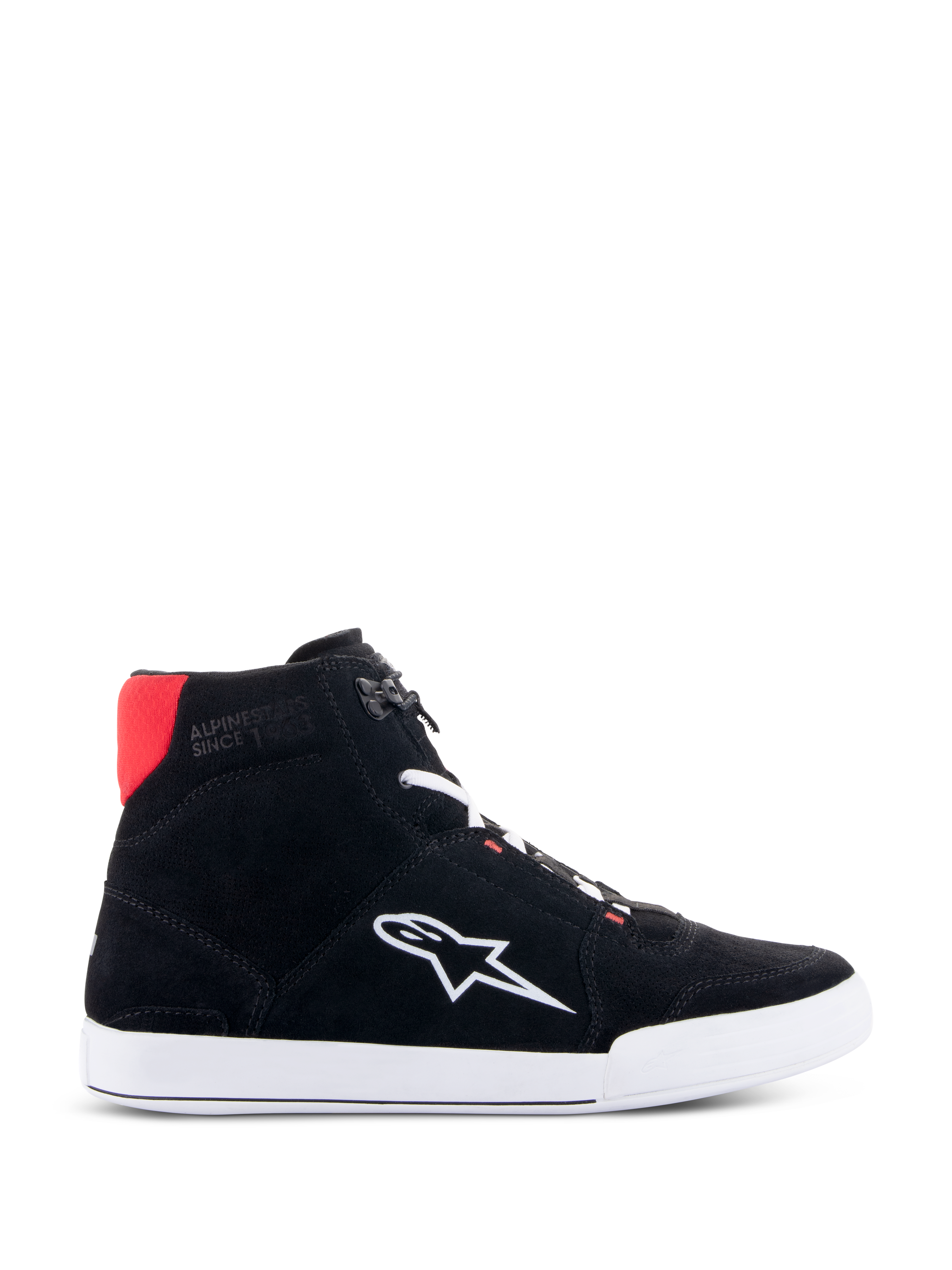 Alpinestars Chrome Riding Shoes in zwart wit felrood, urban casual high-top motorschoen met een bovenwerk van zwart gespleten suède, wit Astars-logo op de zijkant, witte zool en een felrood accent op de hielkraag.