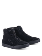 Alpinestars Chrome Air Shoe, chaussures de moto, Noir Noir, vue de trois-quarts avant, tige en daim et mesh avec logo Alpinestars sur le côté, design de basket montante urbaine pour la conduite sur route