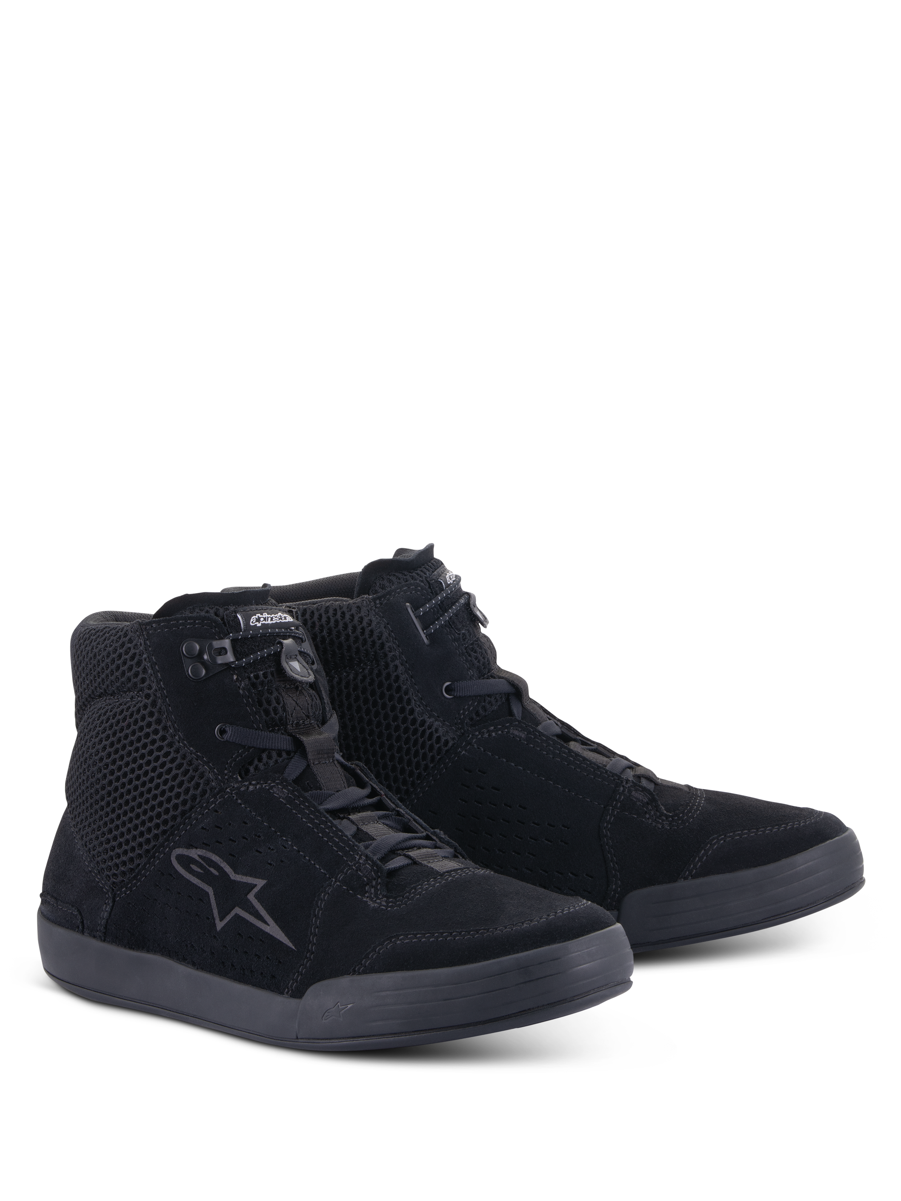 Alpinestars Chrome Air Shoe, chaussures de moto, Noir Noir, vue de trois-quarts avant, tige en daim et mesh avec logo Alpinestars sur le côté, design de basket montante urbaine pour la conduite sur route